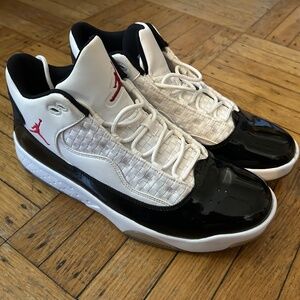 Jordan Aura 2 White gym red